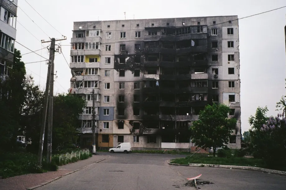 Пошкоджений житловий будинок у Сумах після нічної атаки безпілотників.