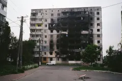Пошкоджений житловий будинок у Сумах після нічної атаки безпілотників.