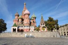 Троє лідерів великих держав сидять за столом переговорів у сучасному конференц-залі в Пекіні, обговорюючи глобальний пор