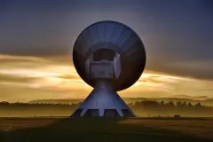 Термінал Starlink на українському військовому автомобілі в полі