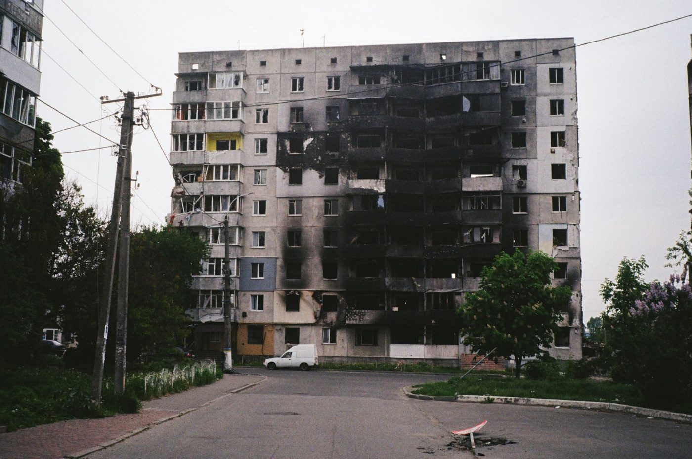 Пошкоджений житловий будинок у Сумах після нічної атаки безпілотників.