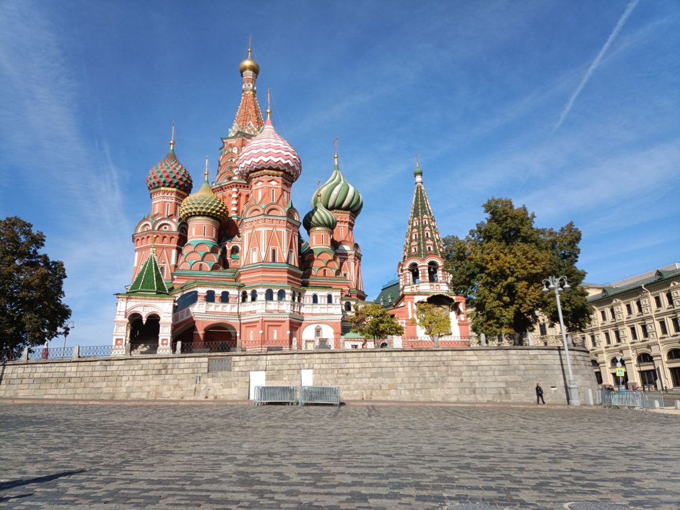 Троє лідерів великих держав сидять за столом переговорів у сучасному конференц-залі в Пекіні, обговорюючи глобальний пор