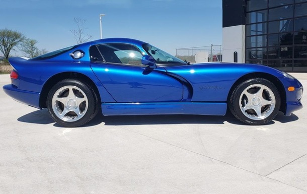 В США продают Dodge Viper 1996 года  без пробега 