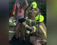 Девушка хотела снять ролик для соцсети, но застряла в качели